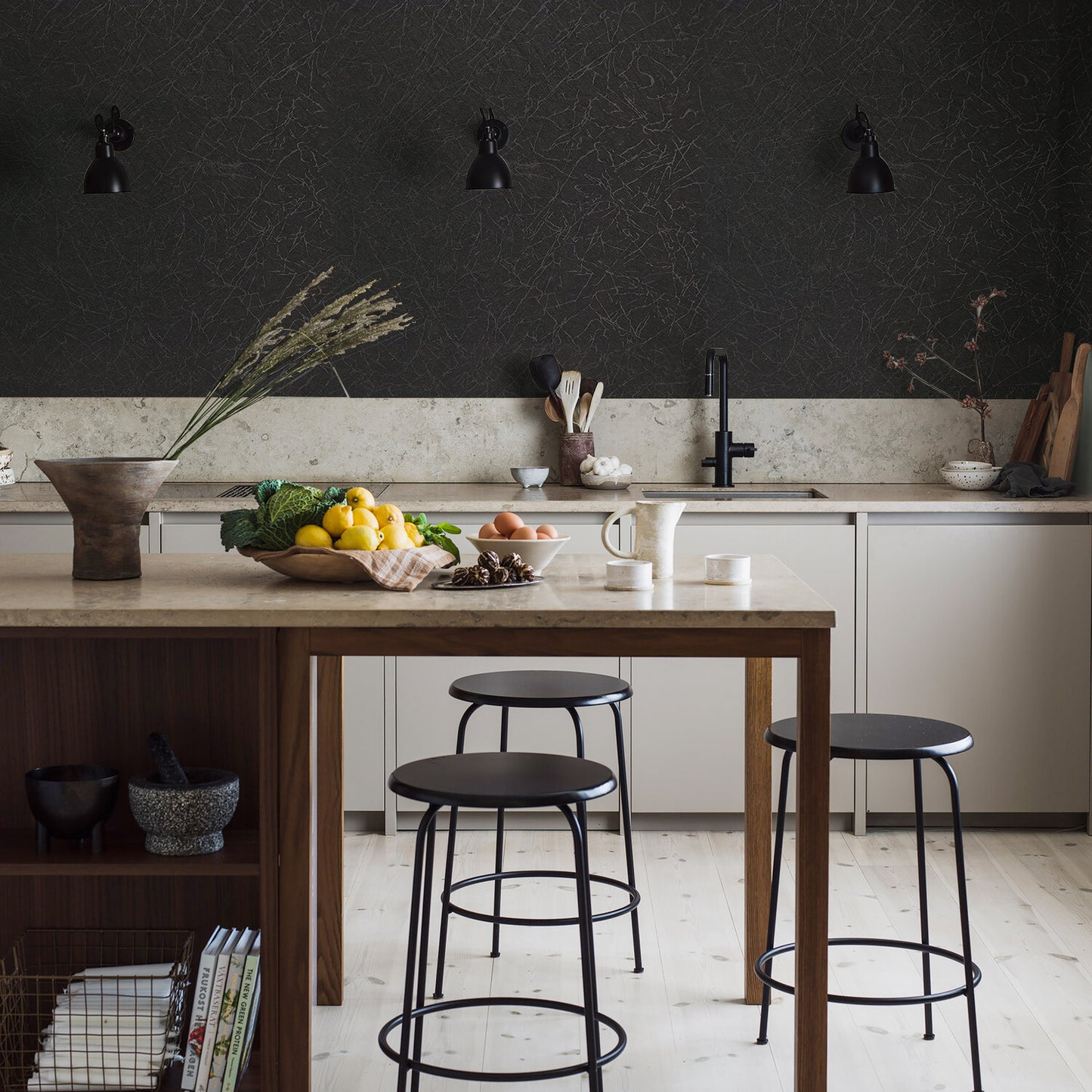 UMIGGEE 35.4" x 196.8" Black Silk Wallpaper Peel and Stick Wallpaper Embossed Self Adhesive Textured Wallpaper Kitchen Counter Top Contact Paper Home Decor Wall Covering Old Furniturn Renovation