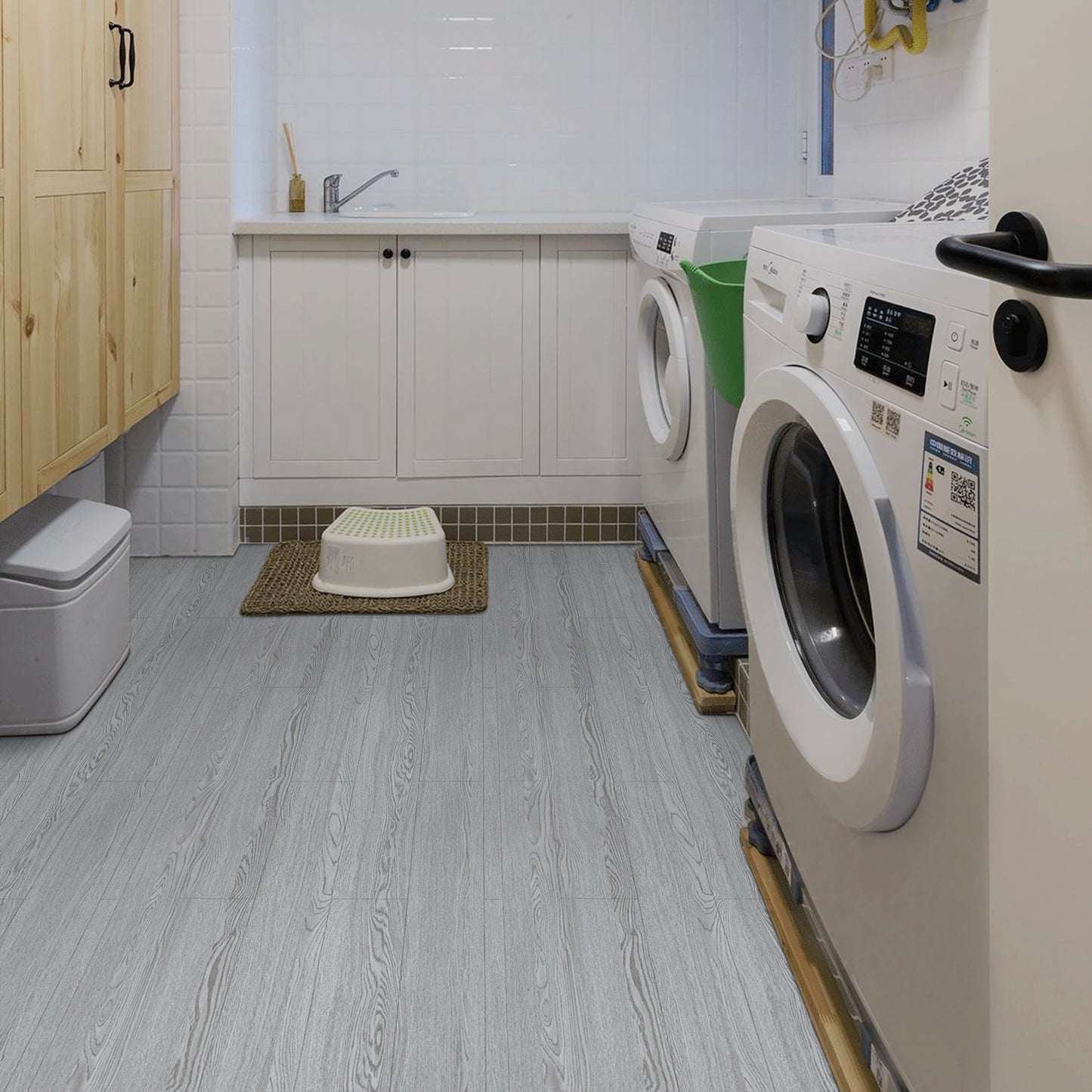 UMIGGEE Gray Peel and Stick Vinyl Flooring Roll 17.7-in x 118-in/14.5 Sq.Ft Thicken Self-Adhesive Vinyl Wood Grain Floor Wear-Resistant Easy DIY Install Home Decor